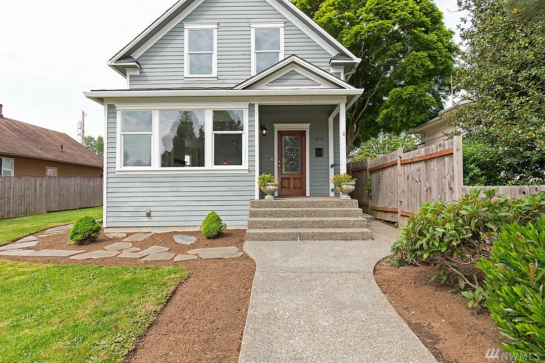 Property Photo:  1910 Oakes Ave  WA 98201 