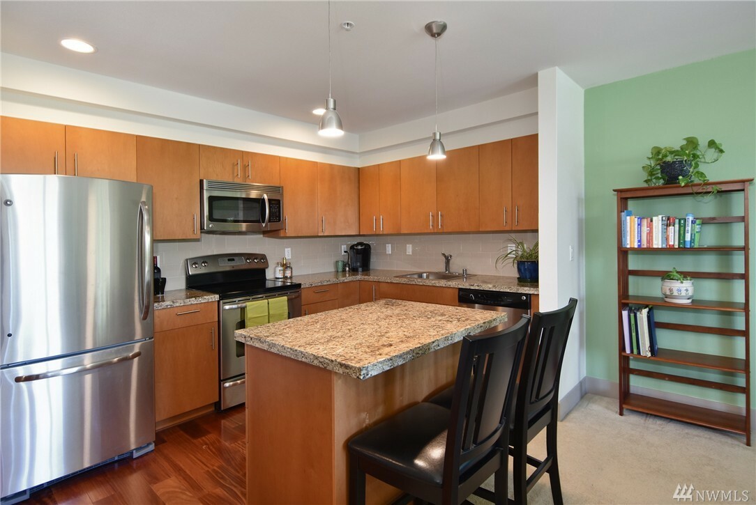 Property Photo:  4547 8th Ave NE 404  WA 98105 