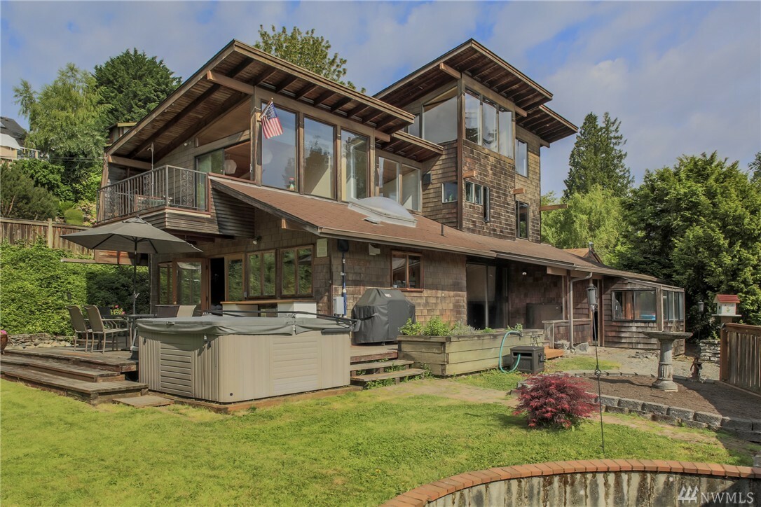 Property Photo:  1612 Grand Ave  WA 98122 