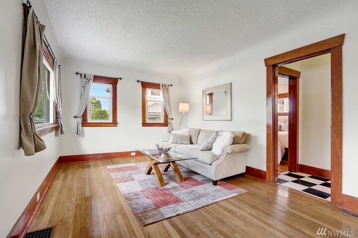 Property Photo:  422 Burnett Ave N  WA 98057 