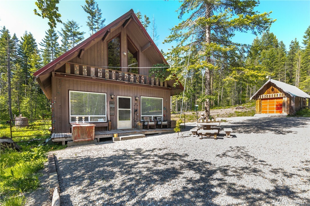 Property Photo:  821 Wadsworth Lp  WA 98940 