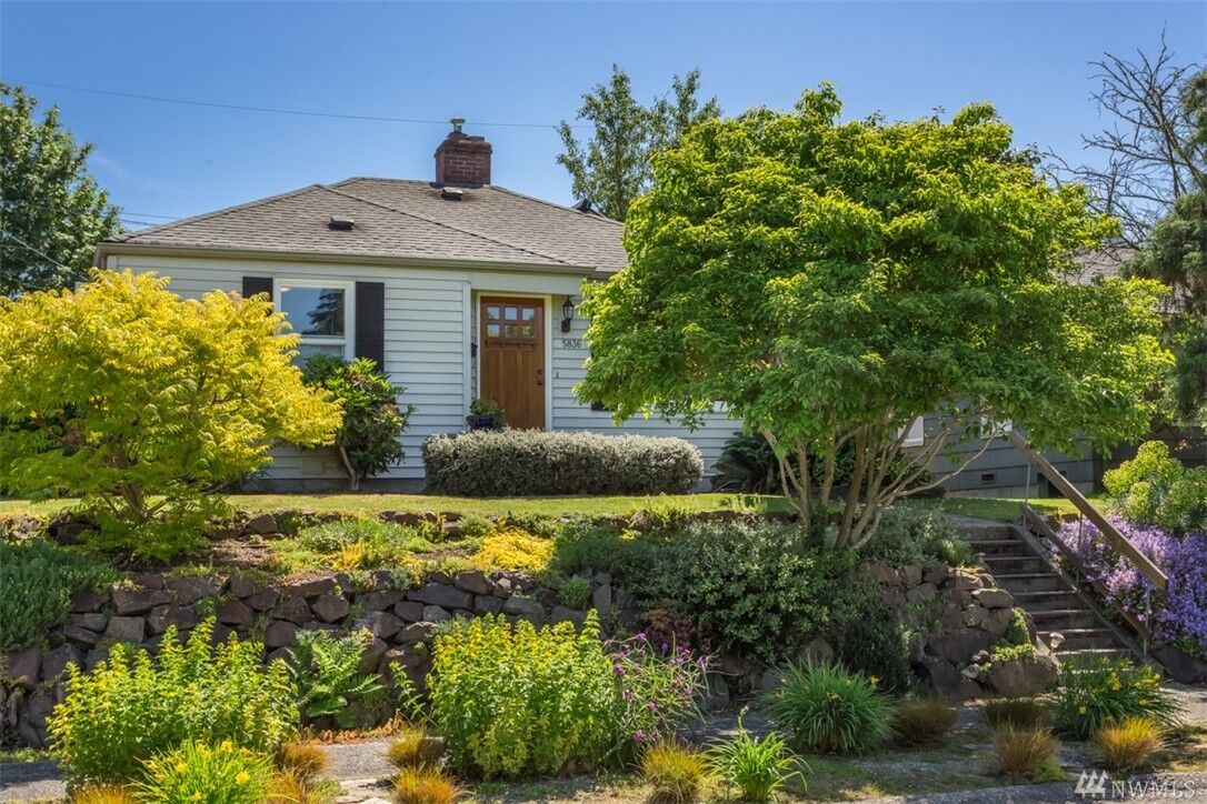 Property Photo: 5836 NE 57th Ave WA 98105