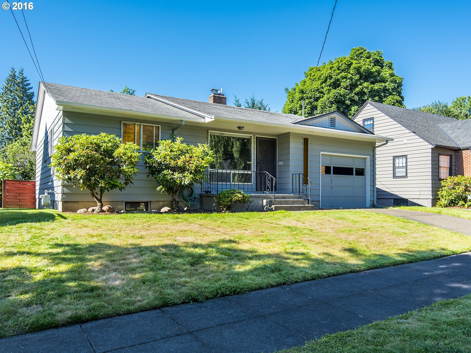 Property Photo: 2030 N Skidmore Ct OR 97217