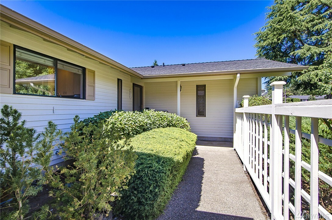 Property Photo:  2013 139th Place SE  WA 98005 