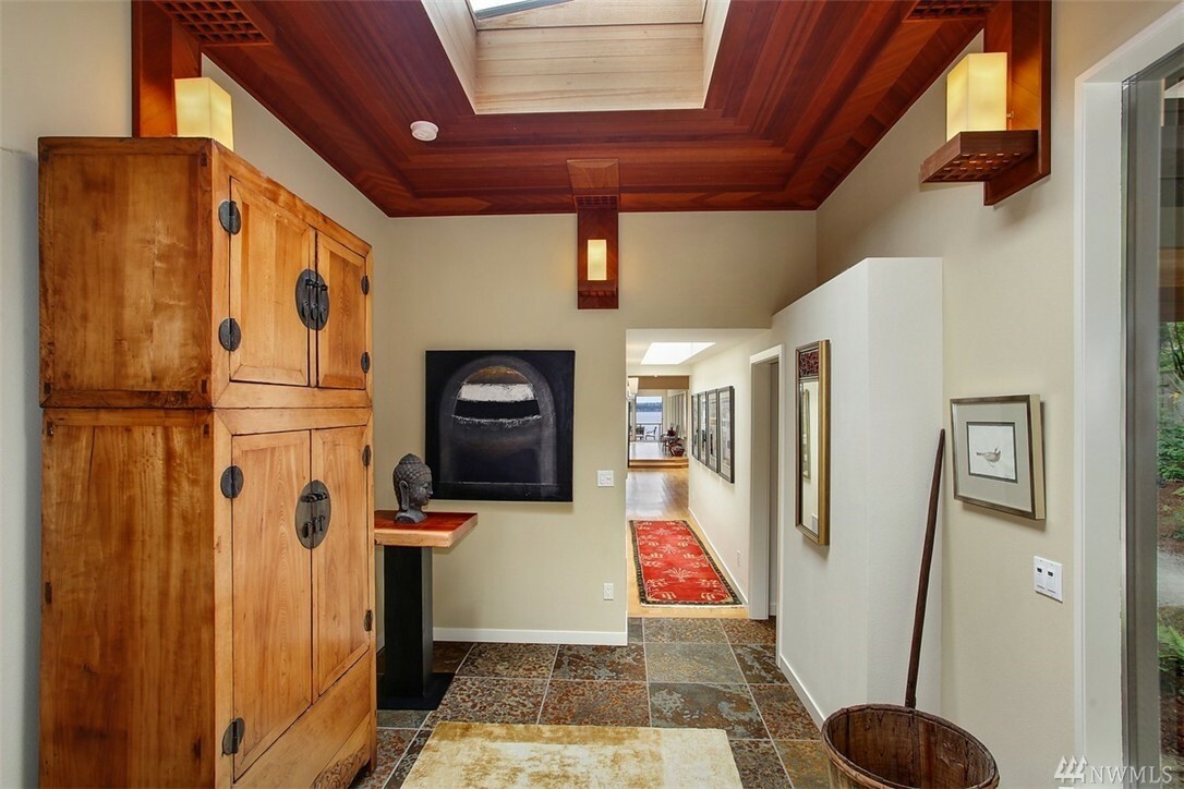 Property Photo: 8986 Ferncliff Ave NE WA 98110
