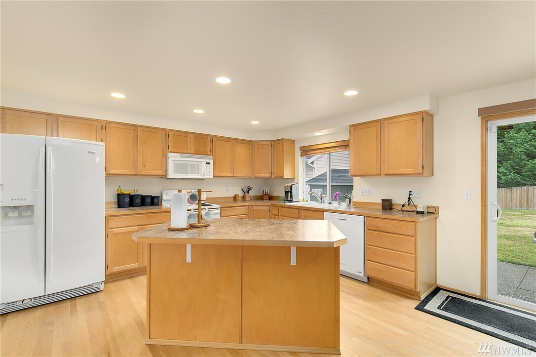 Property Photo: 21647 SE 283rd St WA 98038