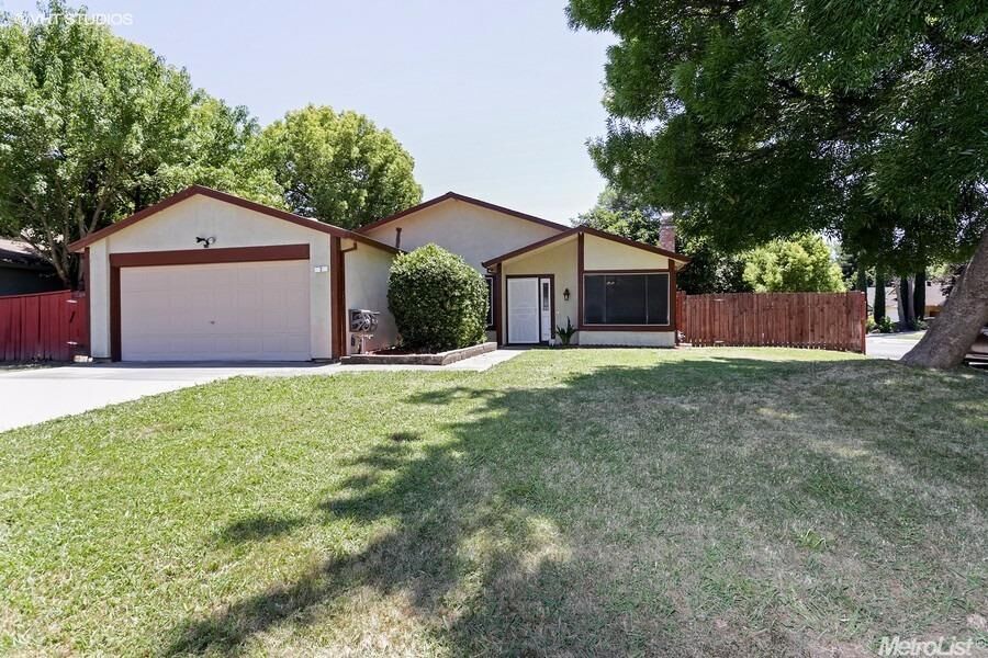 Property Photo: 2 Kelso Circle CA 95833
