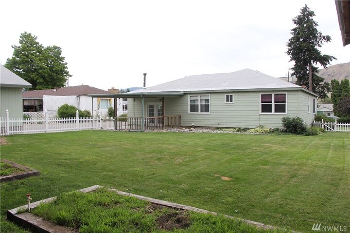 Property Photo:  225 SE 1st St  WA 98802 