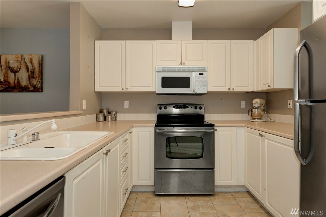 Property Photo:  18501 SE Newport Way M352  WA 98027 