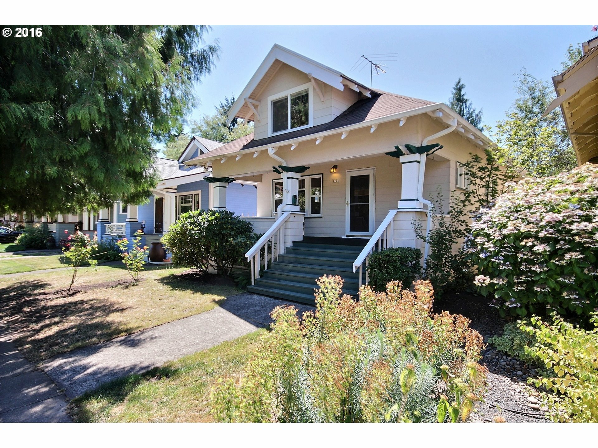 Property Photo:  1725 SE 48th Ave  OR 97215 