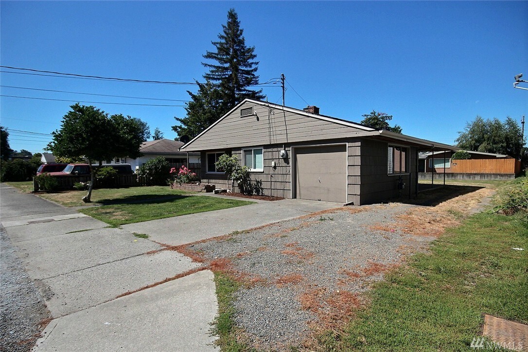 Property Photo:  757 Woodford Ave N  WA 98031 