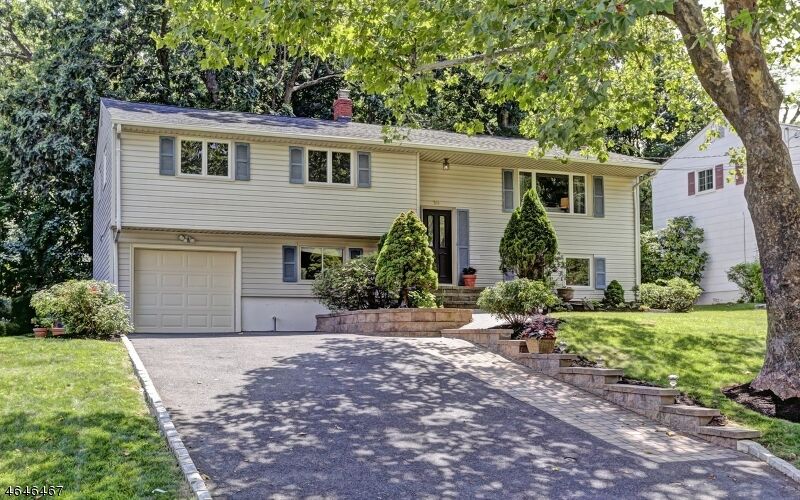 Property Photo:  19 Edgemere Rd  NJ 07039 
