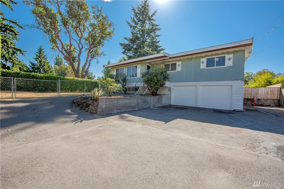Property Photo: 845 S 112th St WA 98168