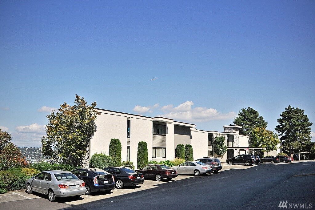 Property Photo: 3661 24th Place W 105 WA 98199