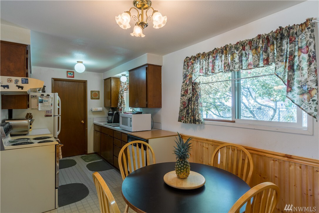 Property Photo: 1308 41st St WA 98221