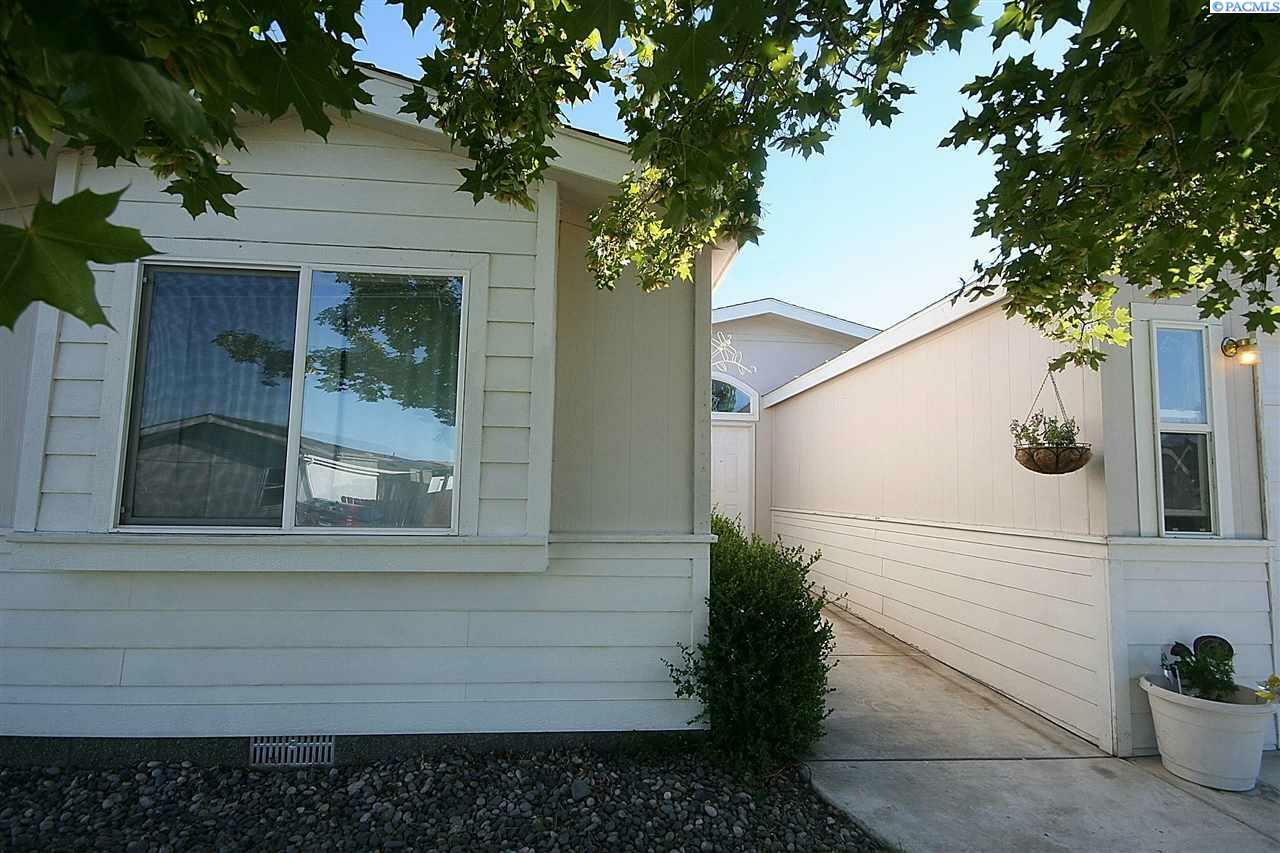 Property Photo:  471 Cliffrose Pl  WA 99352 