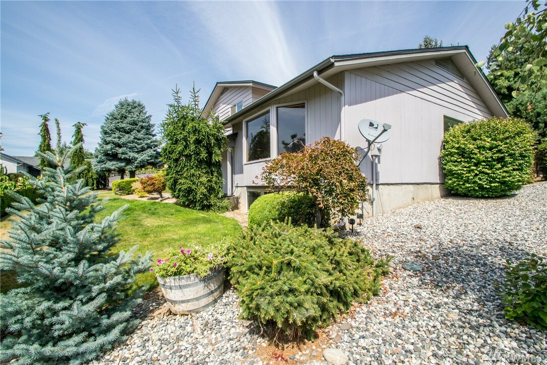Property Photo: 1711 NE 10th Place WA 98802