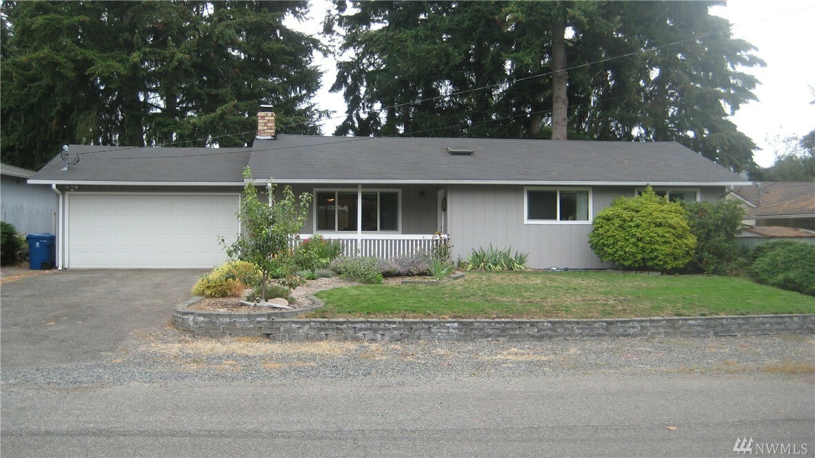 Property Photo:  912 Field Ave NE  WA 98059 