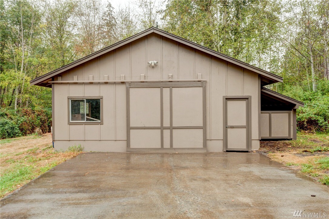 Property Photo: 871 E Axton Rd WA 98226