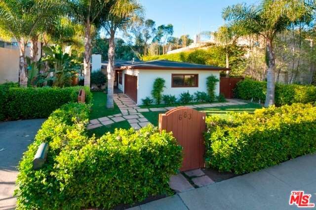 Property Photo:  683 Bienveneda Ave  CA 90272 