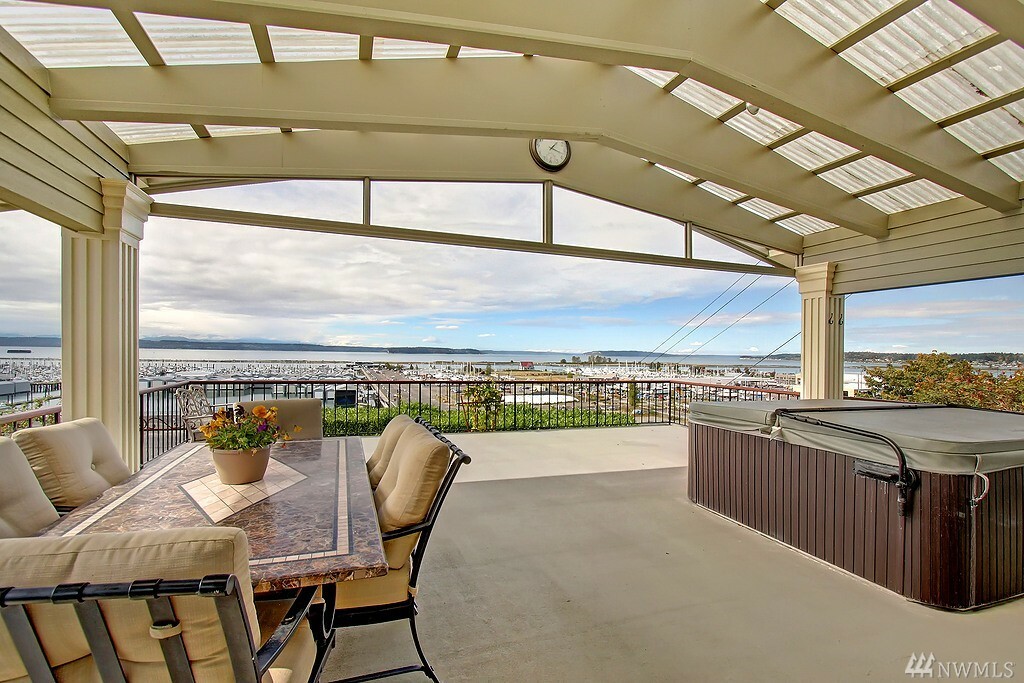 Property Photo: 1402 Grand Ave WA 98201