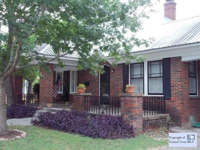 Property Photo: 629 W Hopkins Street TX 78666