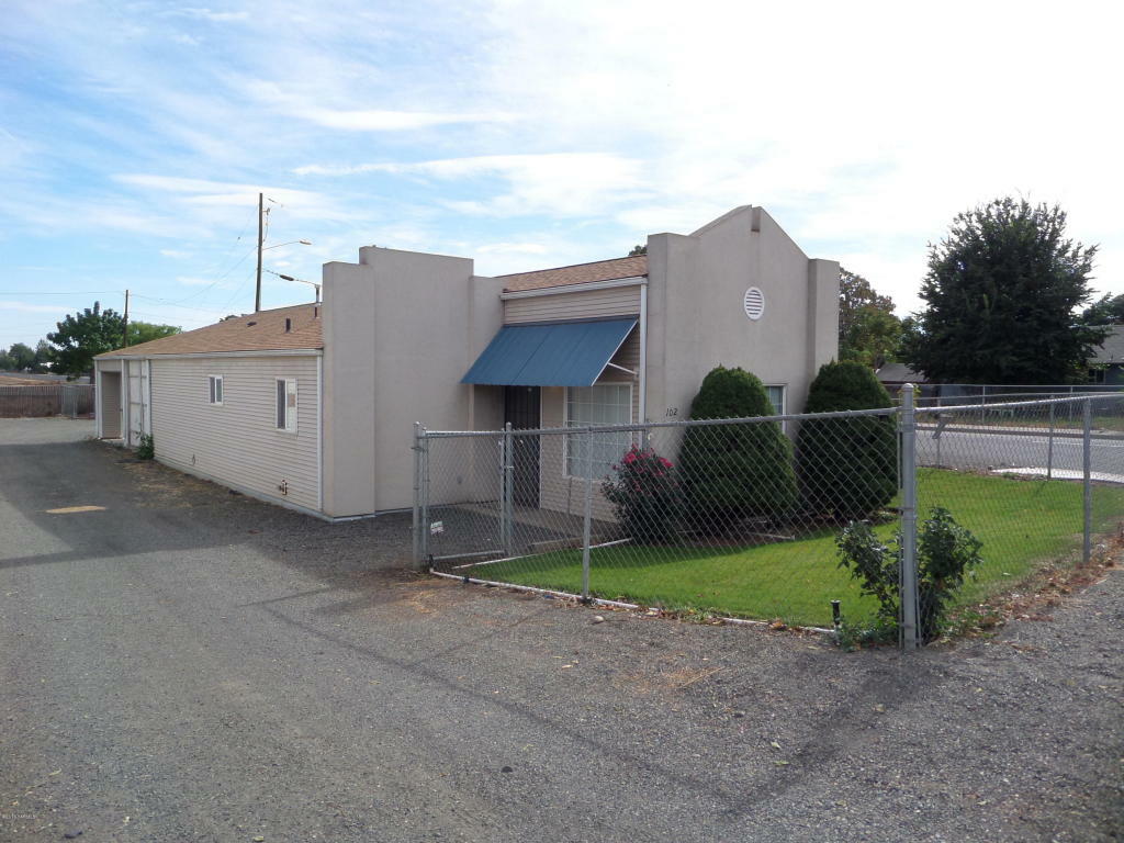 Property Photo:  102 N G St  WA 98948 