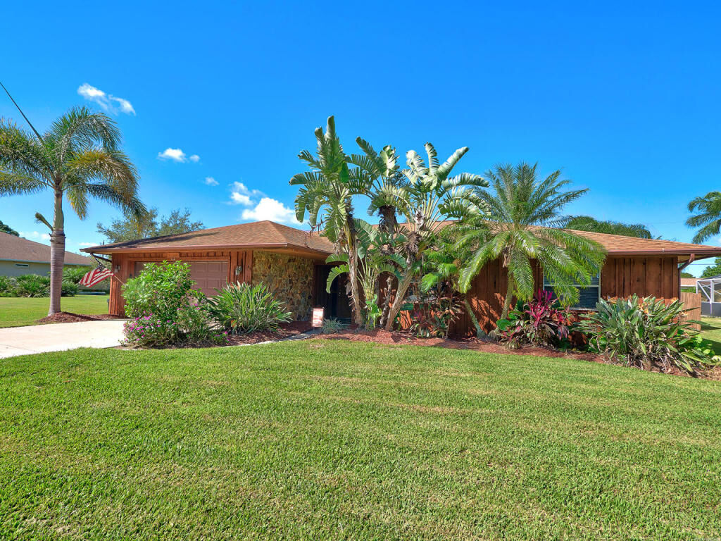 Property Photo:  332 NW Heather Street  FL 34953 