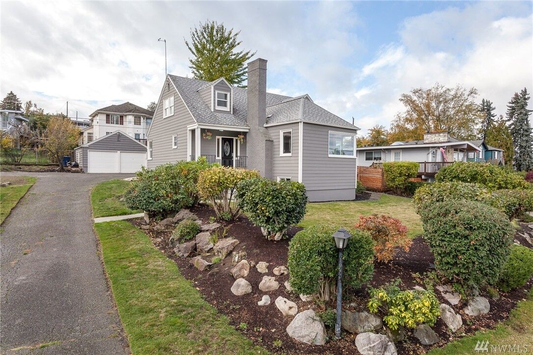 Property Photo:  10925 Oakwood Avenue S  WA 98178 