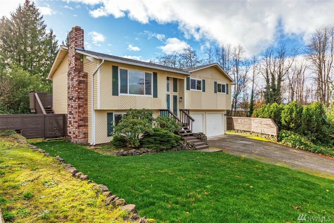 Property Photo:  1301 Hollis St  WA 98310 