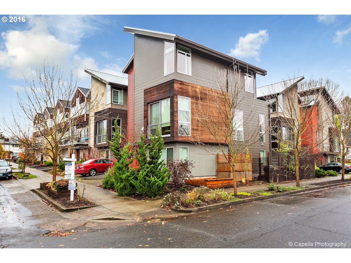 Property Photo:  1671 SE Lambert St  OR 97202 