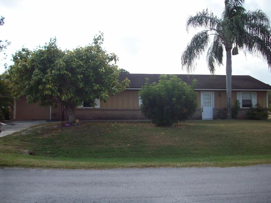 Property Photo:  598 NW Fairfax Avenue  FL 34983 