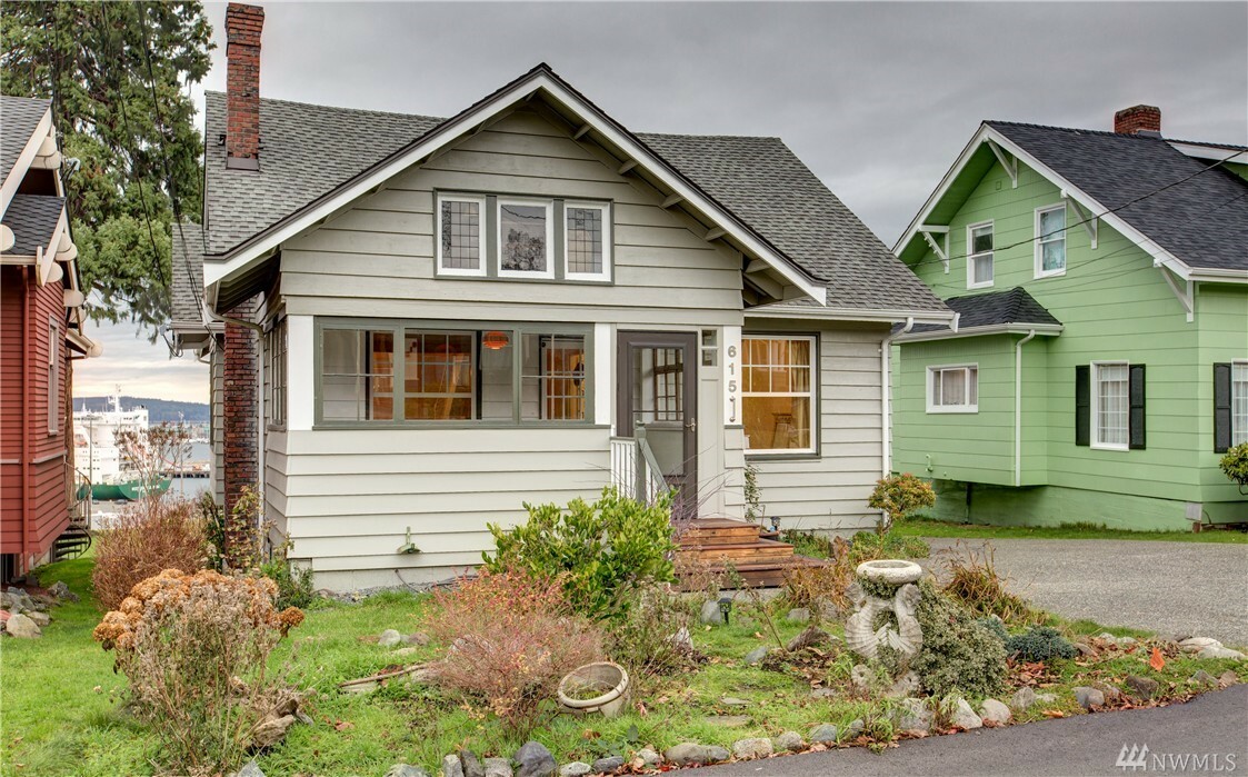 Property Photo:  615 Warren Ave  WA 98201 