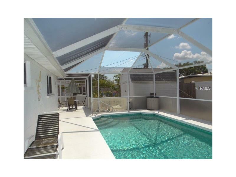 Property Photo: 1105 Fruitland Avenue FL 34207
