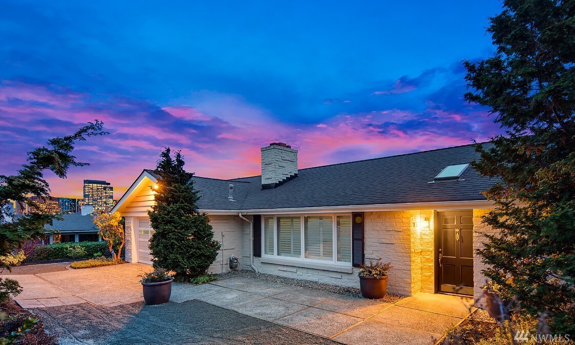 Property Photo: 9631 Hilltop Rd WA 98004