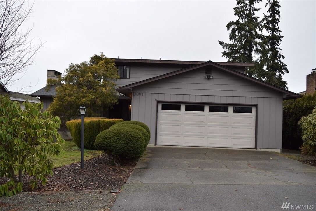 Property Photo:  1009 Rowell St  WA 98388 