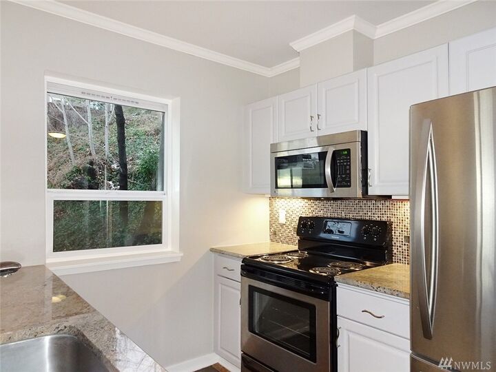 Property Photo:  524 6th Ave W 202  WA 98119 