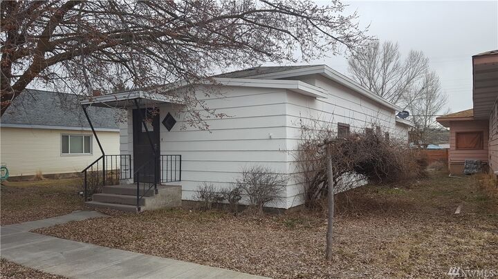 Property Photo:  311 E 1st Ave  WA 99159 