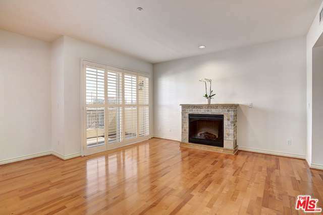 Property Photo:  320 S Willaman Dr 404  CA 90048 