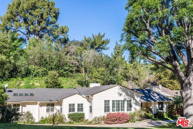 Property Photo:  3901 Kingswood Rd  CA 91403 