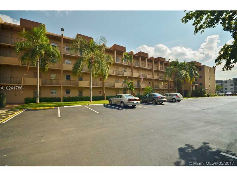 Property Photo: 3050 E Sunrise Lakes Dr E 104 FL 33322