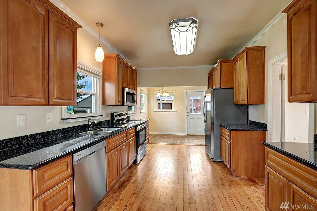 Property Photo: 1805 Walnut St WA 98201