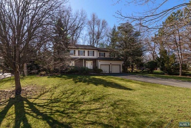 Property Photo:  4 Fairfield Court  NJ 07627 