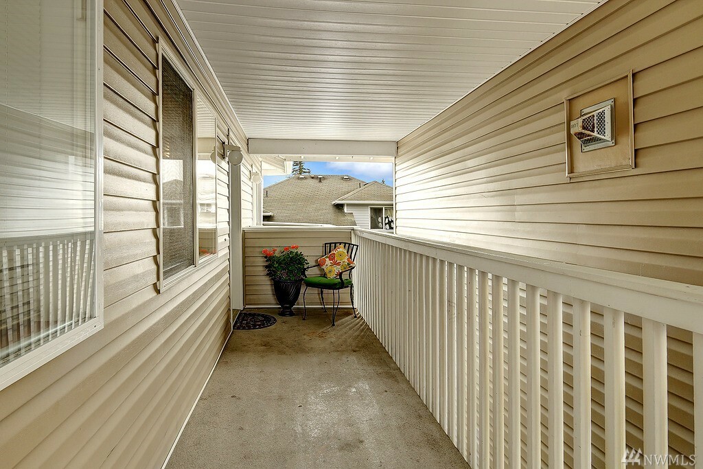 Property Photo:  15101 Admiralty Wy 202  WA 98087 