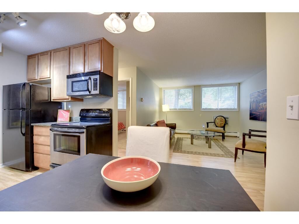 Property Photo: 520 Ridgewood Avenue 6 MN 55403