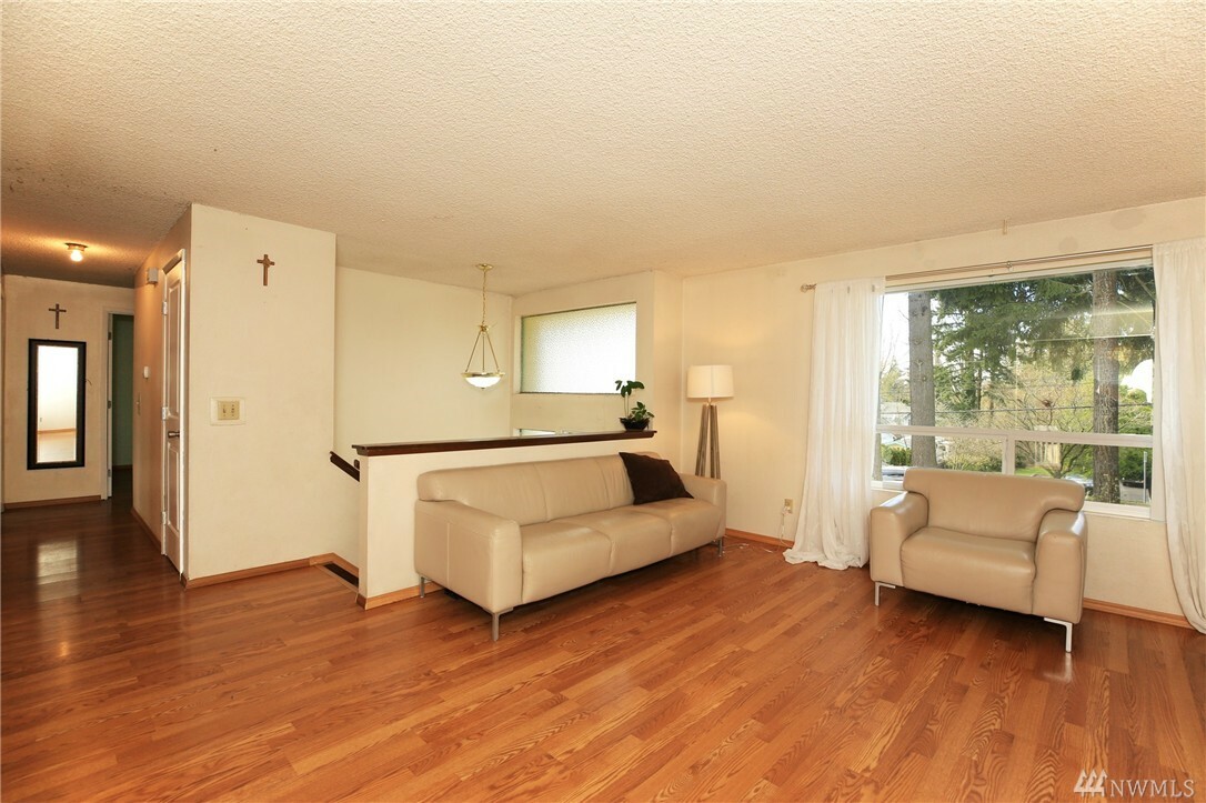Property Photo: 18511 44th Ave W WA 98037