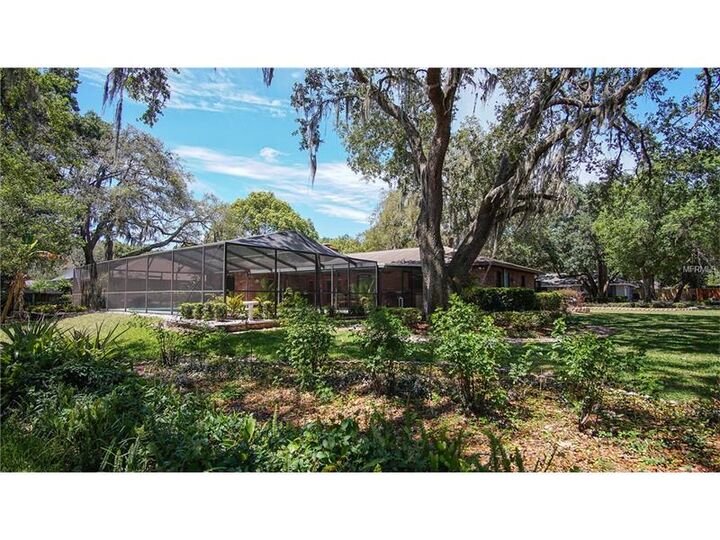 Property Photo: 2524 Laurelwood Lane FL 33596
