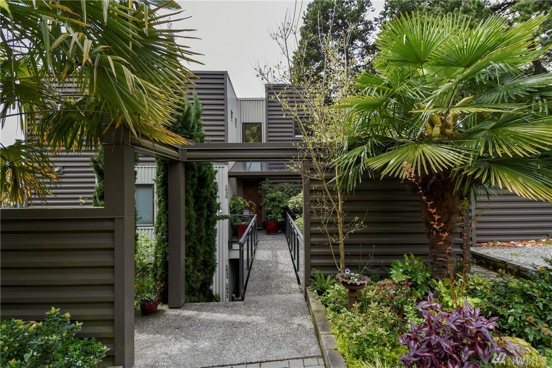 Property Photo:  1631 Broadway Ave E  WA 98102 