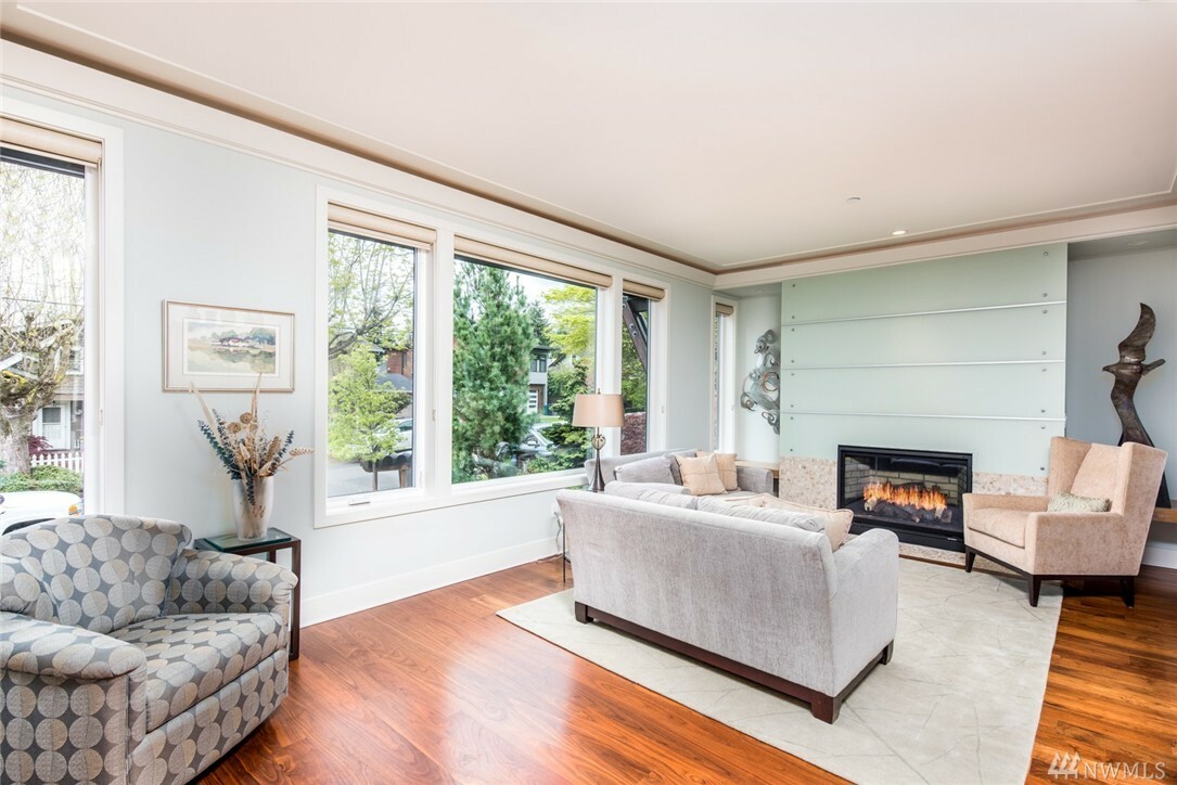 Property Photo:  411 6th Ave S  WA 98033 