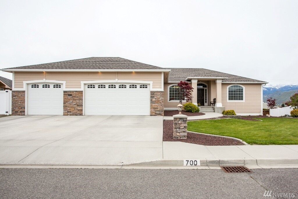Property Photo:  700 Clarissa Lane  WA 98802 